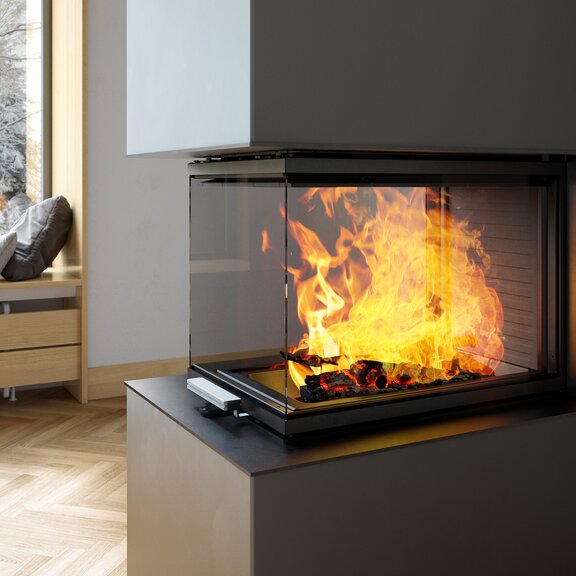 Feuerraum von Holz-Kamin VISIO 3:1 ST mit Blick auf die grossen Flammen von 3 Seiten