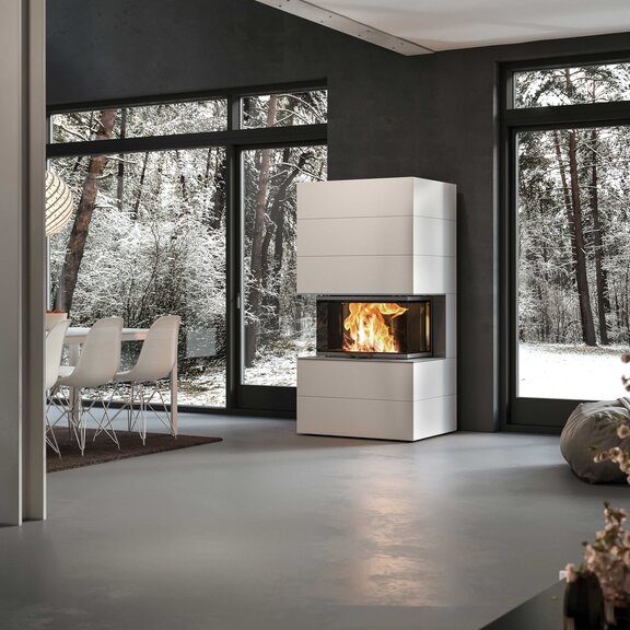 Holz-Kamin VISIO 3 ELEMENT eingebaut in weiss gestrichenen Betonelementen als freistehender dreiseitiger Kamin mitten im Raum