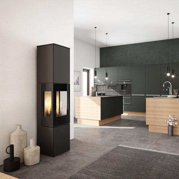 Gas-Kaminofen NEXO 185 in Schwarz mit Vollglas-Feuerraumtür und zwei Seitenfenster in der Mitte von Küche und Wohnzimmer