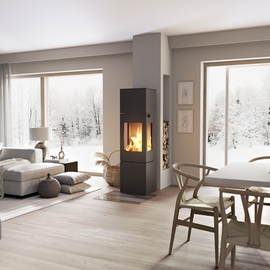 NEXO 160 in Schwarz mit Stahltür Holz-Kaminofen NEXO 160 in Schwarz mit Stahltür und Seitenfenster mitten im Wohnraum zwischen Esszimmer und Wohnzimmer